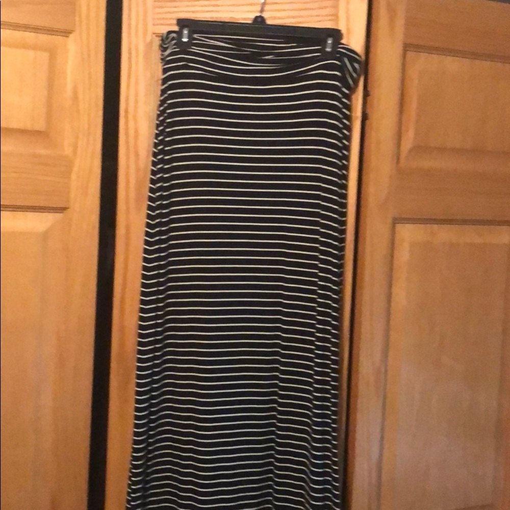 White and black maxi skirt